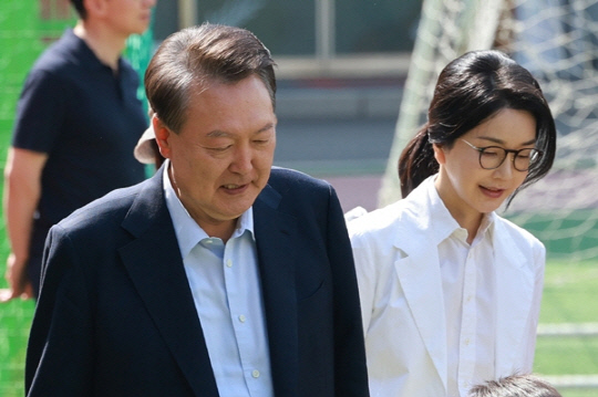 12·3 비상계엄 위헌으로 파면된 윤석열 전 대통령과 배우자 김건희씨(오른쪽)가 제21대 대통령선거일인 지난 6월3일 서울 서초구 원명초등학교에 마련된 서초4동 제3투표소에 도착하고 있다.<연합뉴스 사진>